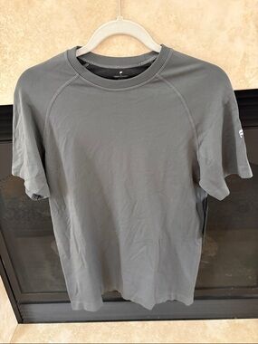 Fabletics Men's Slate Gray Performance Tee